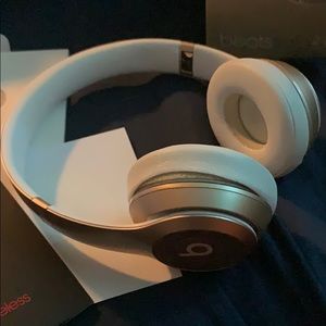 Wireless beats solo 2 (special addition gold)